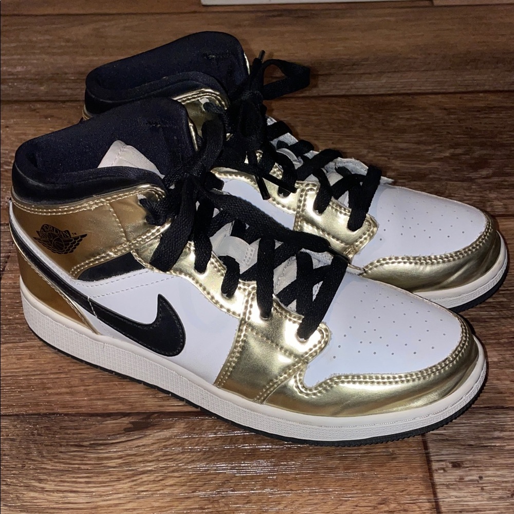 Air Jordan 1 Mid SE Youth Size 6.5Y